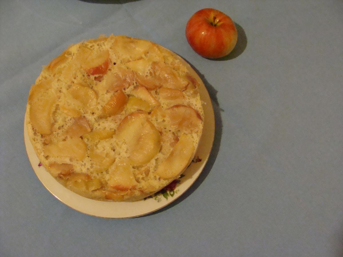 Шарлотка с яблоками приготовленная в мультиварке