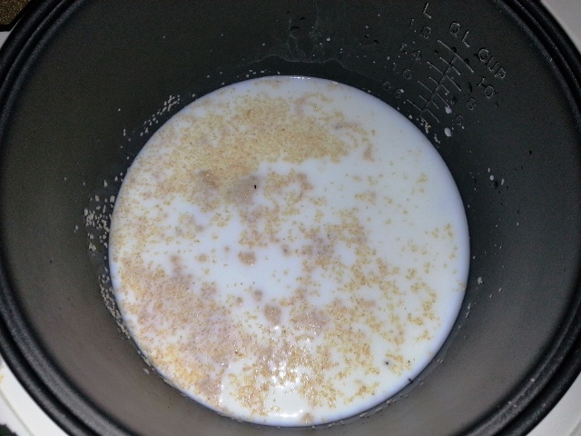 Молочная пшеничная каша с изюмом в мультиварке