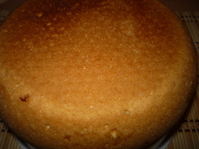 фото готового бисквита из мультиварки для торта Радость сладкоежки