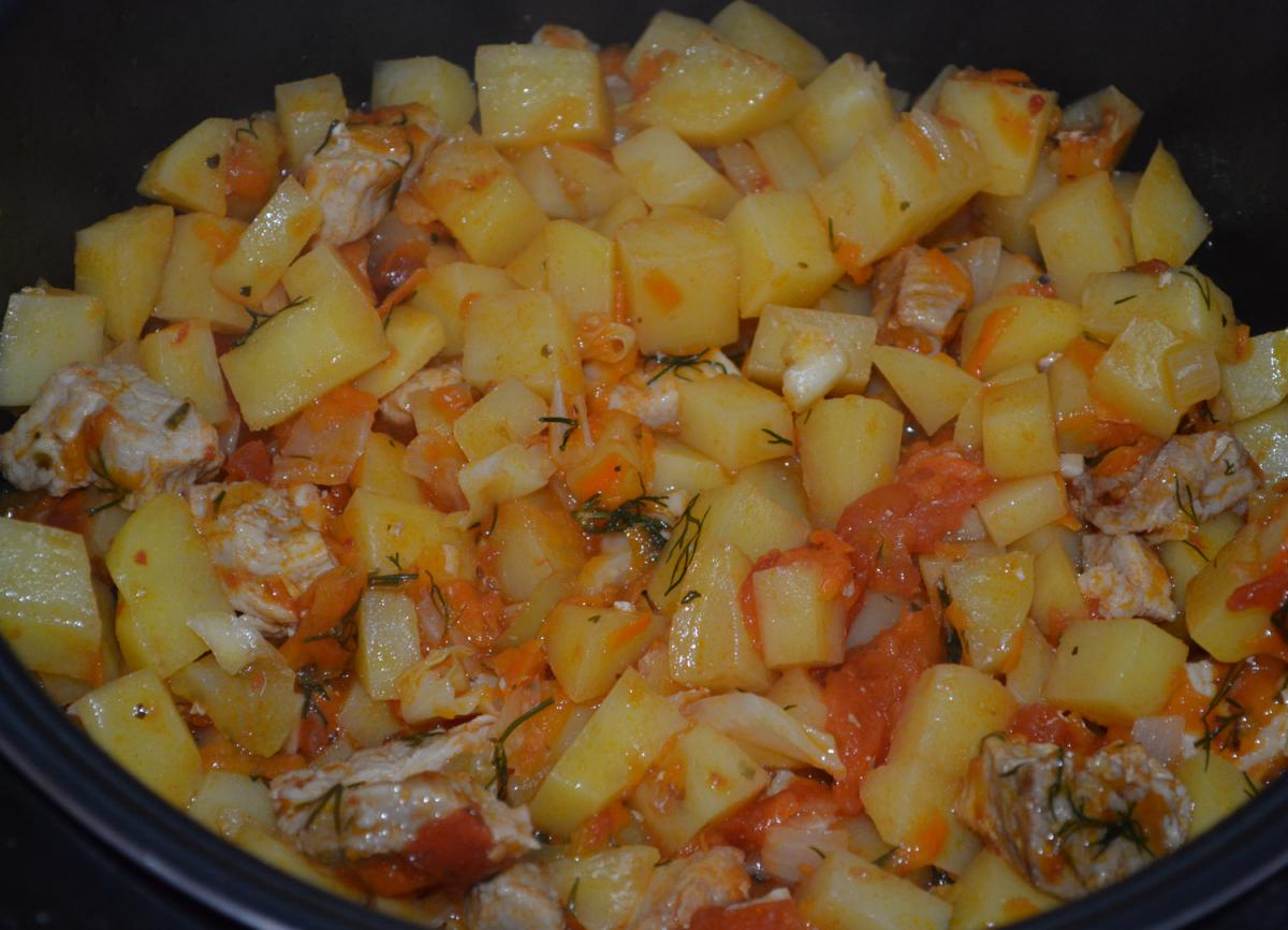 Картошка с мясом и помидорами в мультиварке