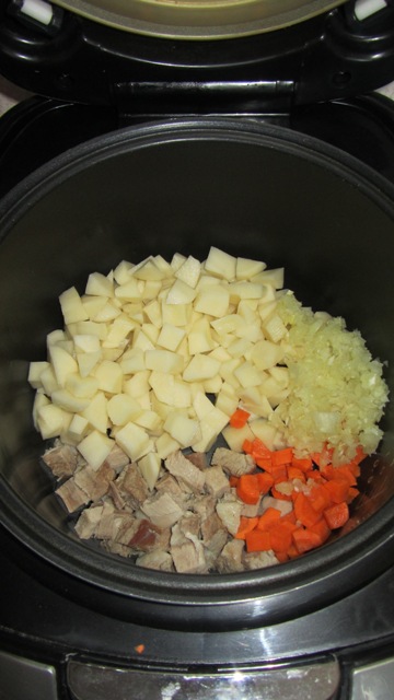 Суп из свинины – Рецепт для мультиварки Redmond | Выкладываем ингредиенты для супа в чашу мультиварки