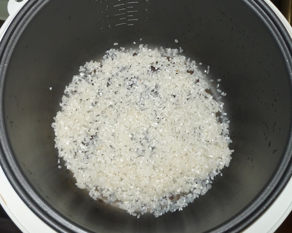 Высыпаем рис в чашу мультиварки
