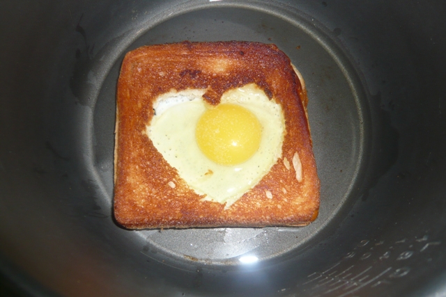 "Бутерброд с яйцом" – Рецепт для мультиварки. Фото приготовления на сайте multipovara.ru