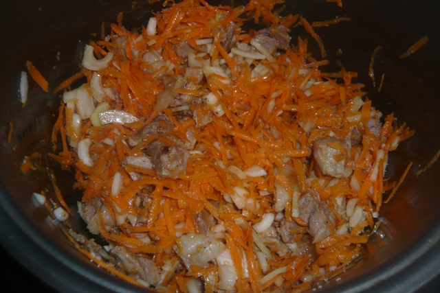 добавить лук и морковь в мультиварку