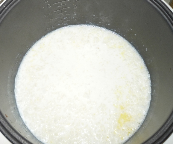 Добавляем мед в готовую молочную рисовую кашу