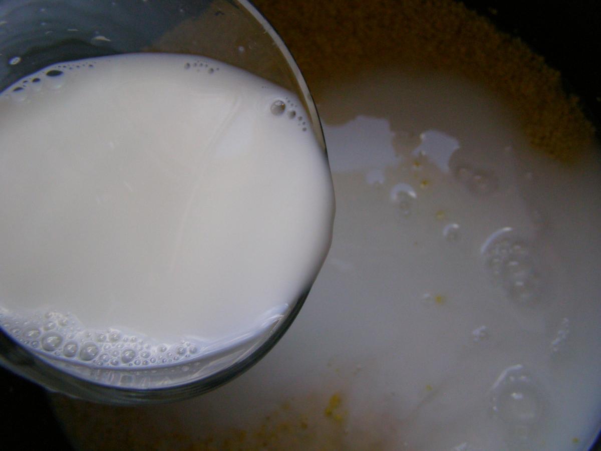добавление молока к пшену в чашу мультивакри