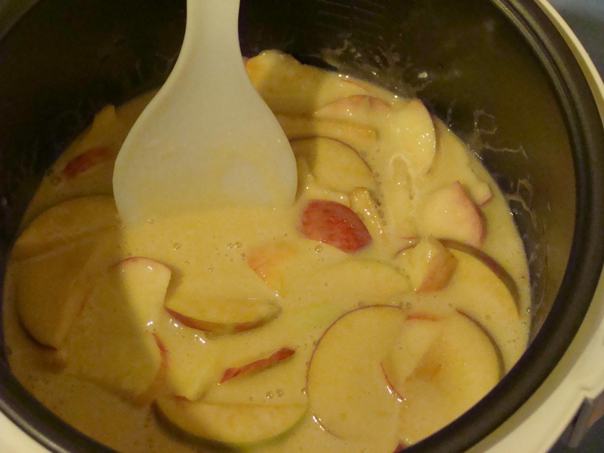 Тесто с яблоками для шарлотки в мультиварке