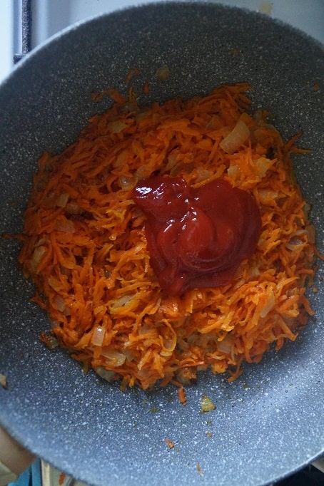 перловка в мультиварке_добавляем томатную пасту
