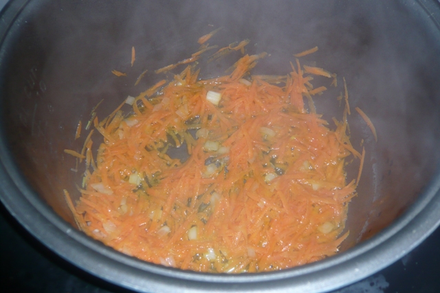 "Гречка с сосисками" - Рецепт для мультиварки Redmond | Обжариваем овощи в режиме Выпечка