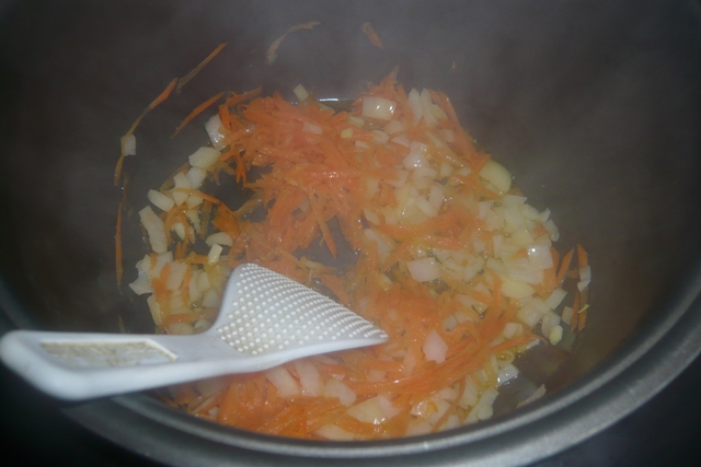 "Грибной суп из опят" в мультиварке Redmond. Обжариваем лук и морковь.