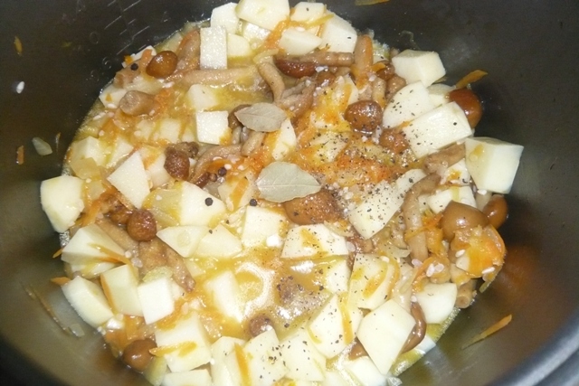 "Грибной суп из опят" в мультиварке Redmond. Добавляем картофель и лавровый лист.
