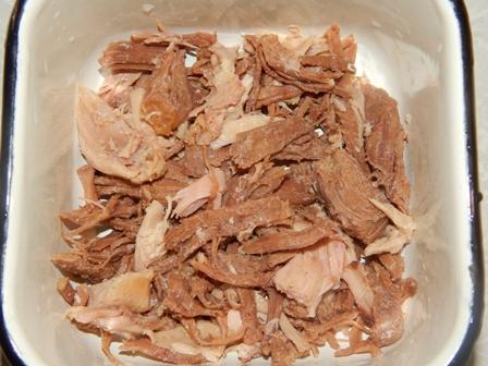 Холодец на курице из говядины – выкладываем мясо