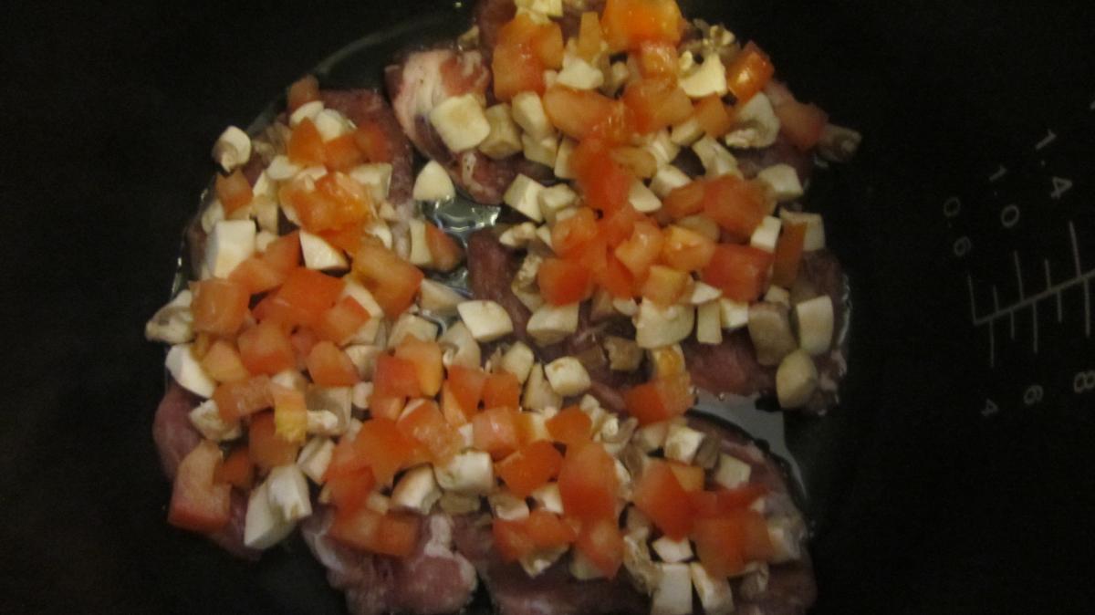 Свинина под сыром с грибами и помидором в мультиварке. Фото рецепта
