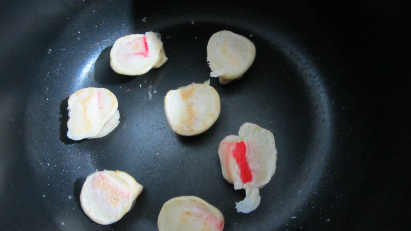 Фото рецепта: Нагетцы с крабовым мясом, обжариваем с другой стороны