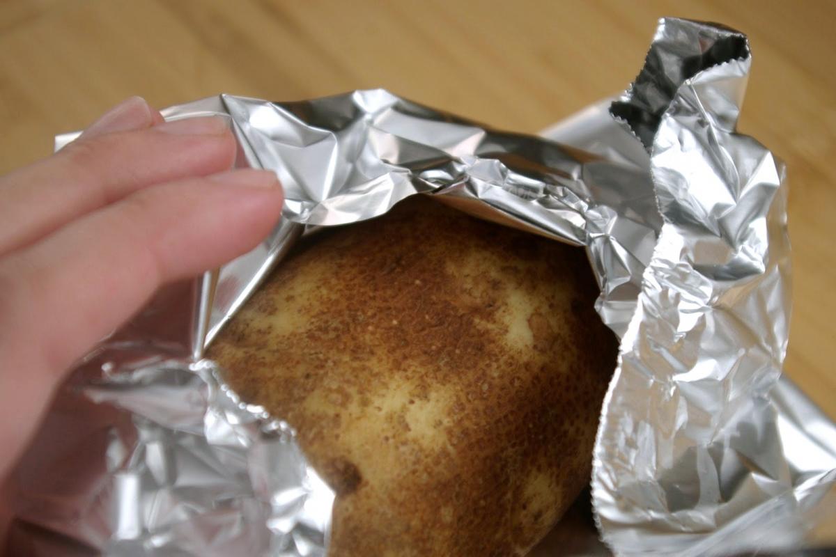 Рецепт для мультиварки: Завернуть края фольги с запеченного картофеля