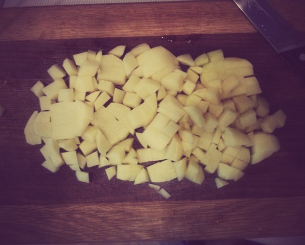 Нарезать картофель