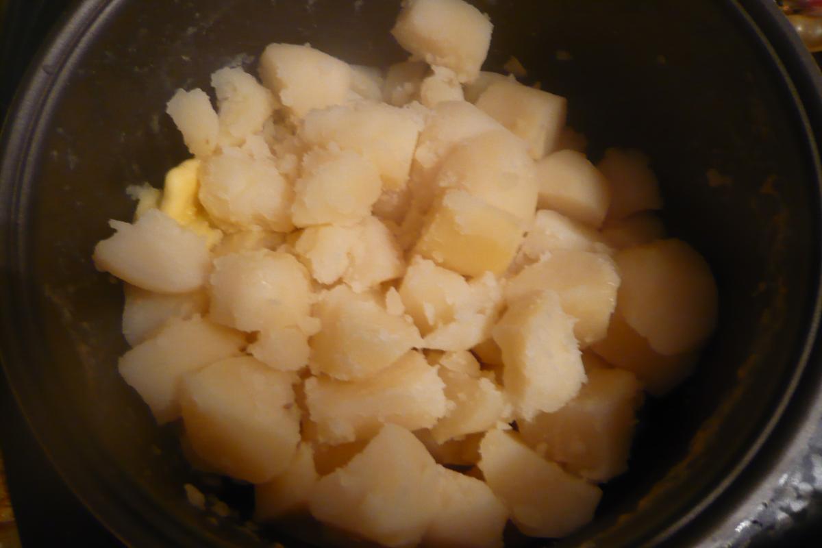 Фото рецепта: Картофель отварной - сливаем воду, добавляем масло