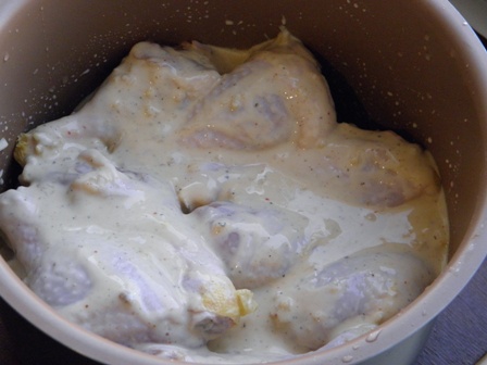 Покрыть маринадом куриные голени