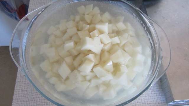 Картофель очистить, промыть и нарезать небольшими кубиками.