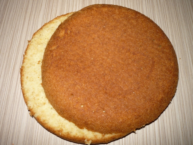 Торт приготовление разрезать бисквитный корж на две части
