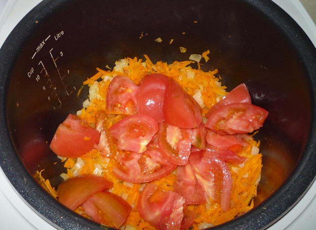 Добавляем порезанные свежие томаты