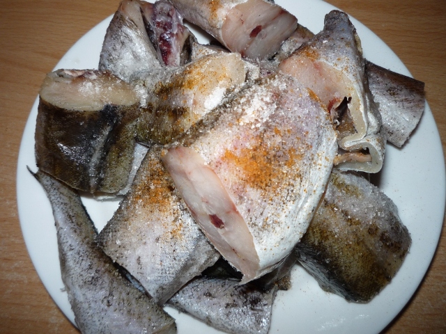 Куски рыбы посыпаем солью и перцем