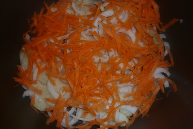 Жареный минтай, слой лука и моркови