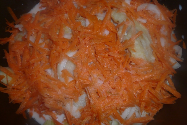Жареный минтай, слои лука и моркови, залить молоком