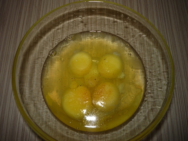 Готовим Нежный омлет - куриные яйца приправить молотым перцем и солью