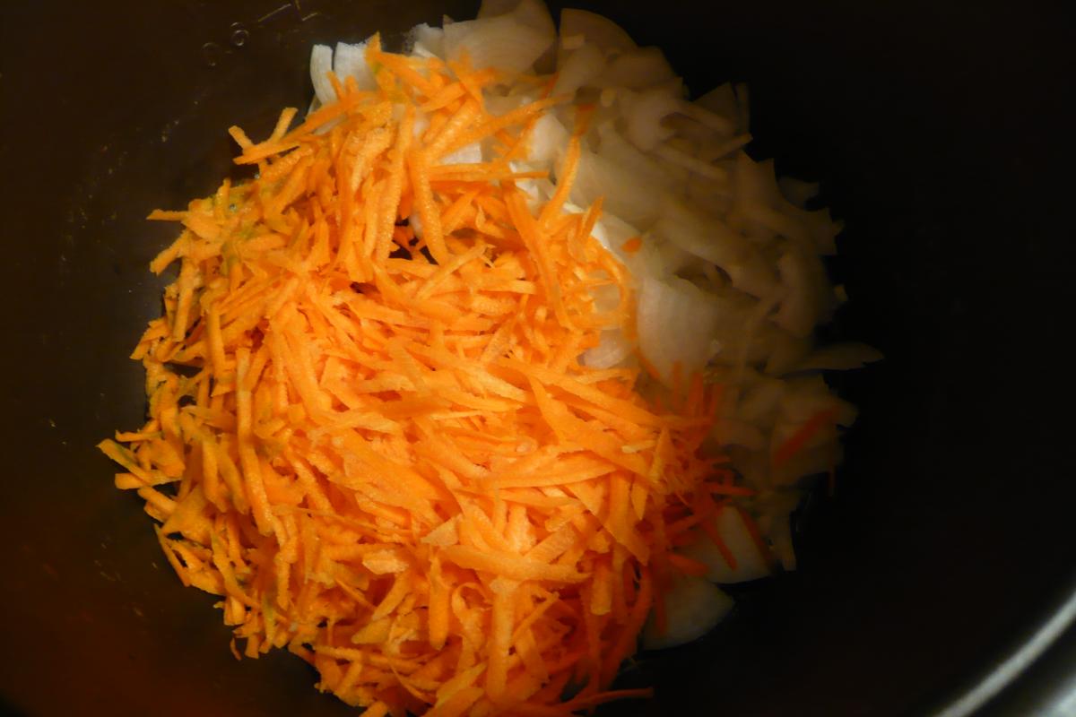 Тефтели с рисом, в сметанном соусе в мультиварке, обжарка лука и моркови в мультиварке