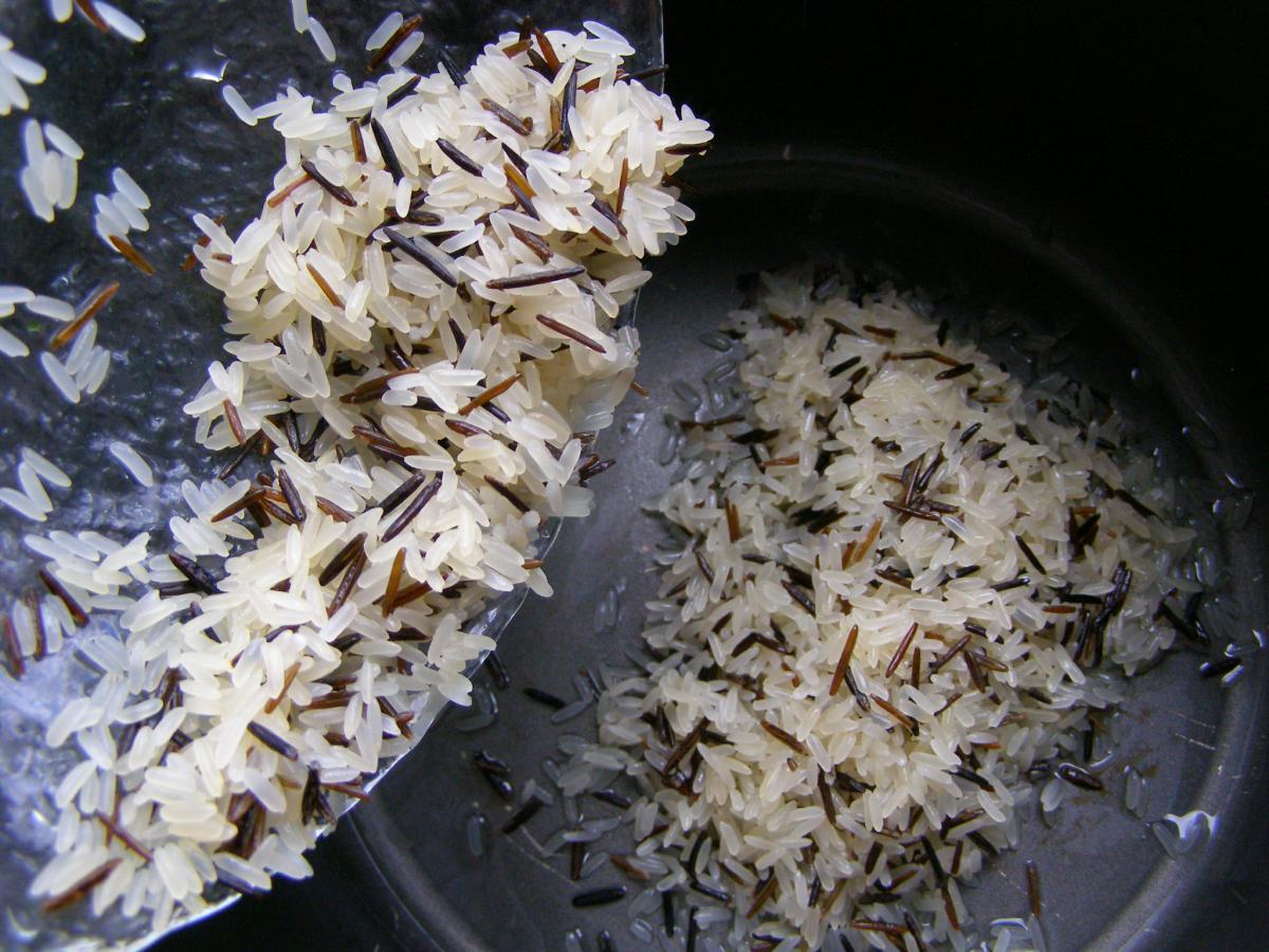 переложить рис в чашу мультиварки
