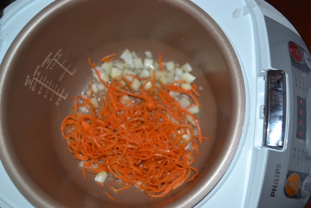 Обжарить лук и морков