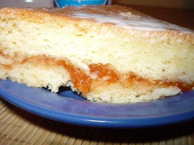 Бисквитный торт «Радость сладкоежки» из мультиварки - фото