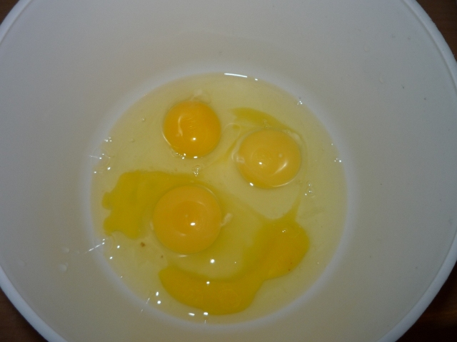 Разбить сырые яйца в миску