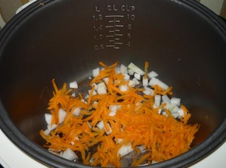 Обжариваем морковь и лук для супа в мультиварке