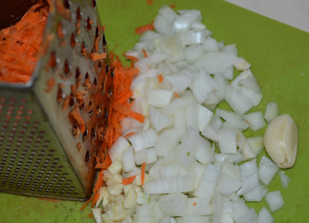 морковь, лук, чеснок для рецепта в мультиварке