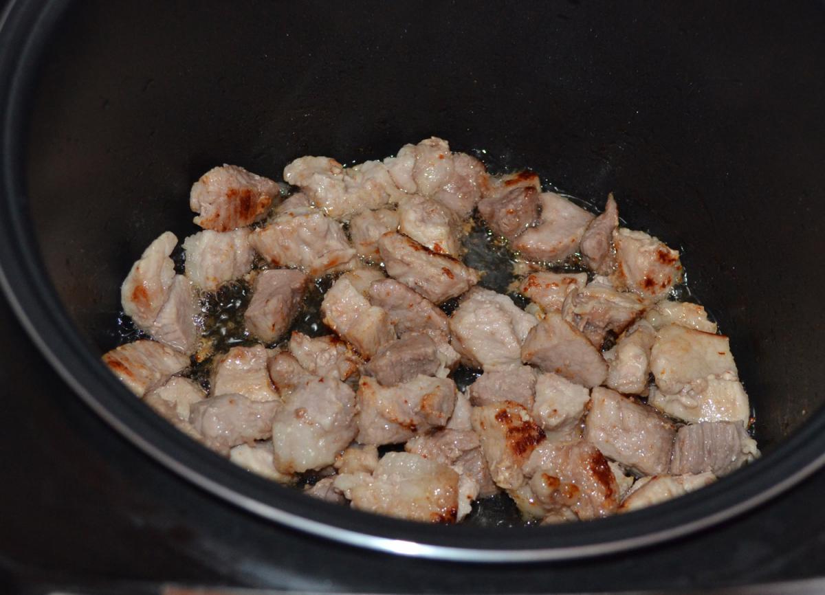 обжариваем мясо в мультиварке фото рецепта - Картошка с мясом и помидорами в мультиварке