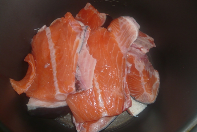 Рыбный суп из сёмги в мультиварке Redmond - выкладываем рыбу в чашу мультиварки