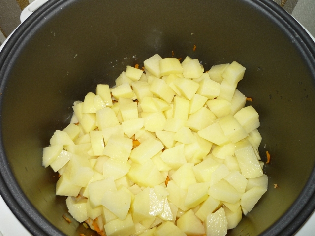 Щи со свежей капустой в мультиварке - добавляем картофель