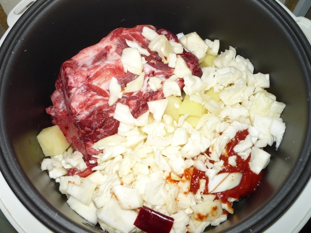 Щи со свежей капустой в мультиварке - добавляем мясную косточку, капусту, томатную пасту, перец и соль