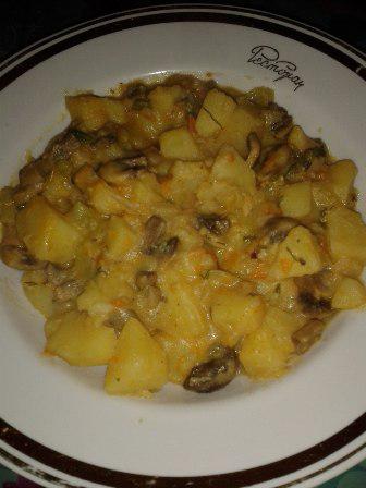 Тушеные грибы с картошкой в томатно-сливочном соусе - рецепт для мультиварки