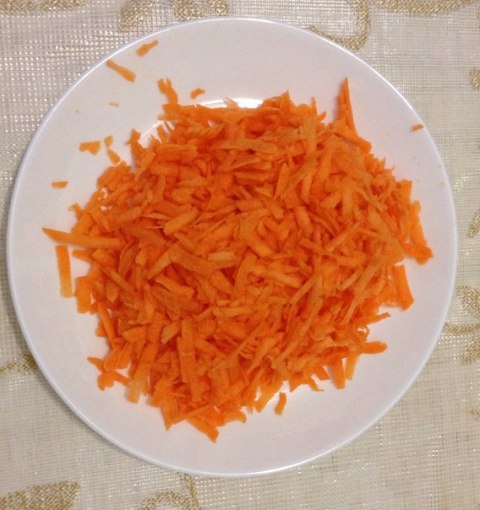 Морковь натереть на тёрке