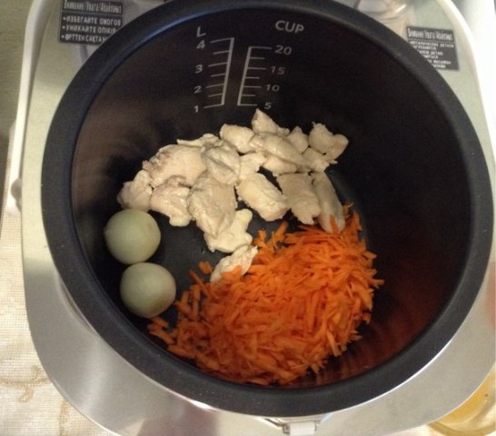 В чашу мультиварки положить курицу, лук и морковь