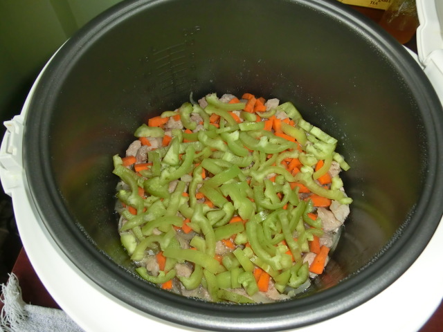Фото рецепта: Свинина с черносливом в мультиварке - добавляем остальные ингредиенты