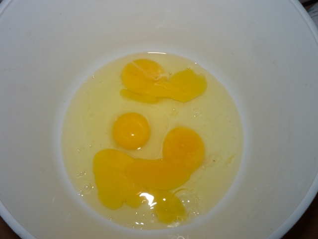 Рецепт творожно-манного пирога. Разбить сырые яйца в чистую посуду