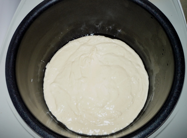 Торт приготовление влить тесто в чашу мультиварки