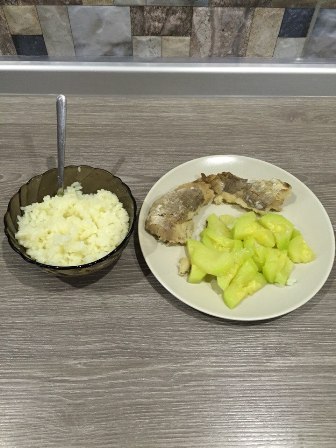 Треска с кабачком и рисом на пару