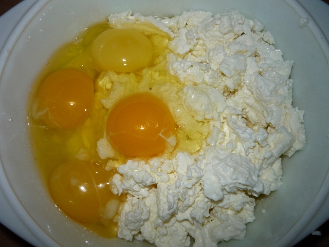 Разбиваем сырые куриные яйца