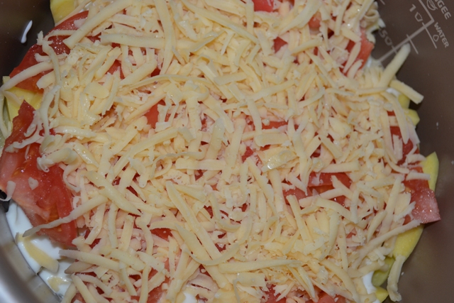 Укладываем томаты и натертый сыр